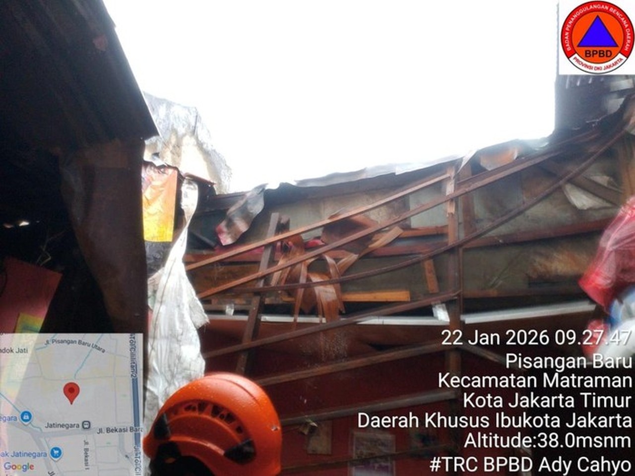 Atap Rumah di Matraman Roboh Akibat Hujan Deras, Satu Warga Terluka