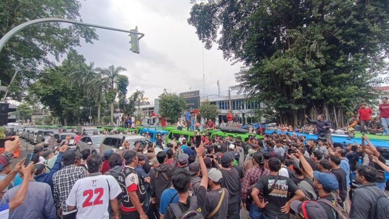 Demo Sopir Angkot di Balai Kota Bogor Lumpuhkan Jalan, Lalin Macet Total