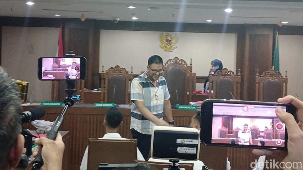 Ammar Zoni Keukeuh Minta Video CCTV Pemeriksaan Diputar, Sebut Ada Intimidasi di Lapas Salemba Ammar Zoni Keukeuh Minta Video CCTV Pemeriksaan Diputar, Sebut Ada Intimidasi di Lapas Salemba