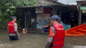 Banjir Jakarta Meluas, Polda Metro Jaya Kerahkan Brimob, Lantas, dan Polair untuk Bantu Warga