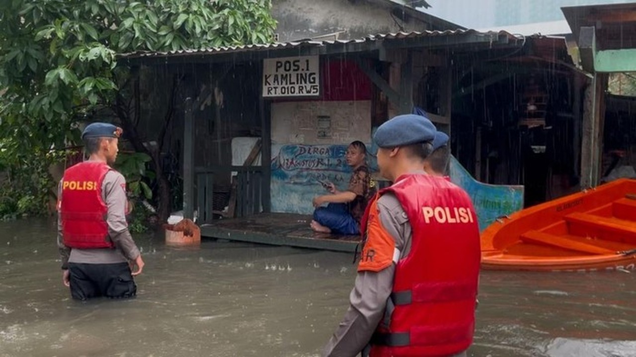 Banjir Jakarta Meluas, Polda Metro Jaya Kerahkan Brimob, Lantas, dan Polair untuk Bantu Warga