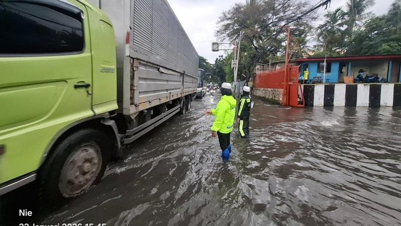 Jalan Daan Mogot Tergenang 15 Cm Akibat Hujan, Pengendara Diimbau Waspada