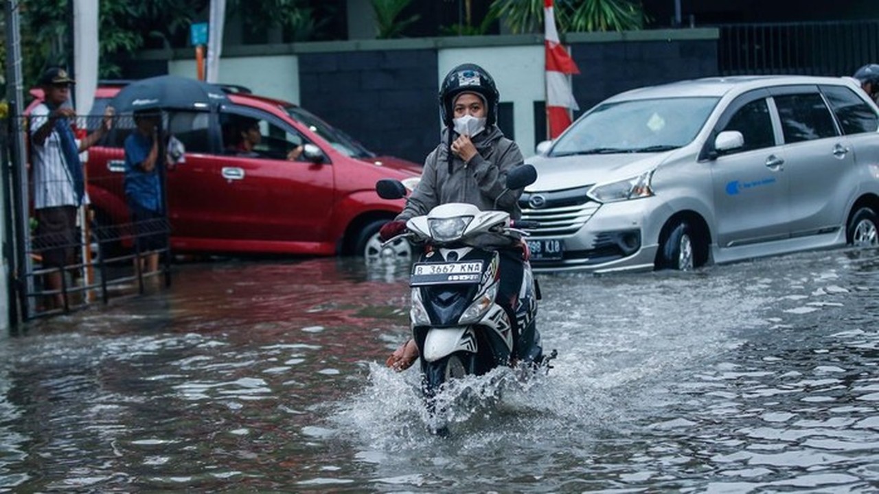 Banjir Meluas di Jakarta: 45 RT dan 22 Ruas Jalan Tergenang Akibat Hujan Deras