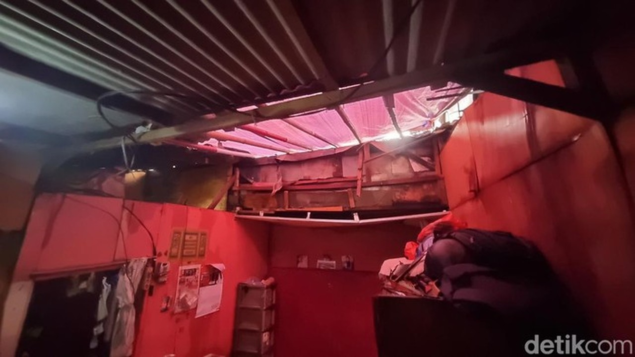 Rumah Nurmayanti di Matraman Ambruk Diterjang Hujan, Dua Penghuni Terluka Rumah Nurmayanti di Matraman Ambruk Diterjang Hujan, Dua Penghuni Terluka