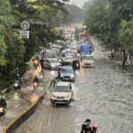 Jalan Daan Mogot Tergenang Akibat Hujan, Lalu Lintas Arah Cengkareng Macet Parah