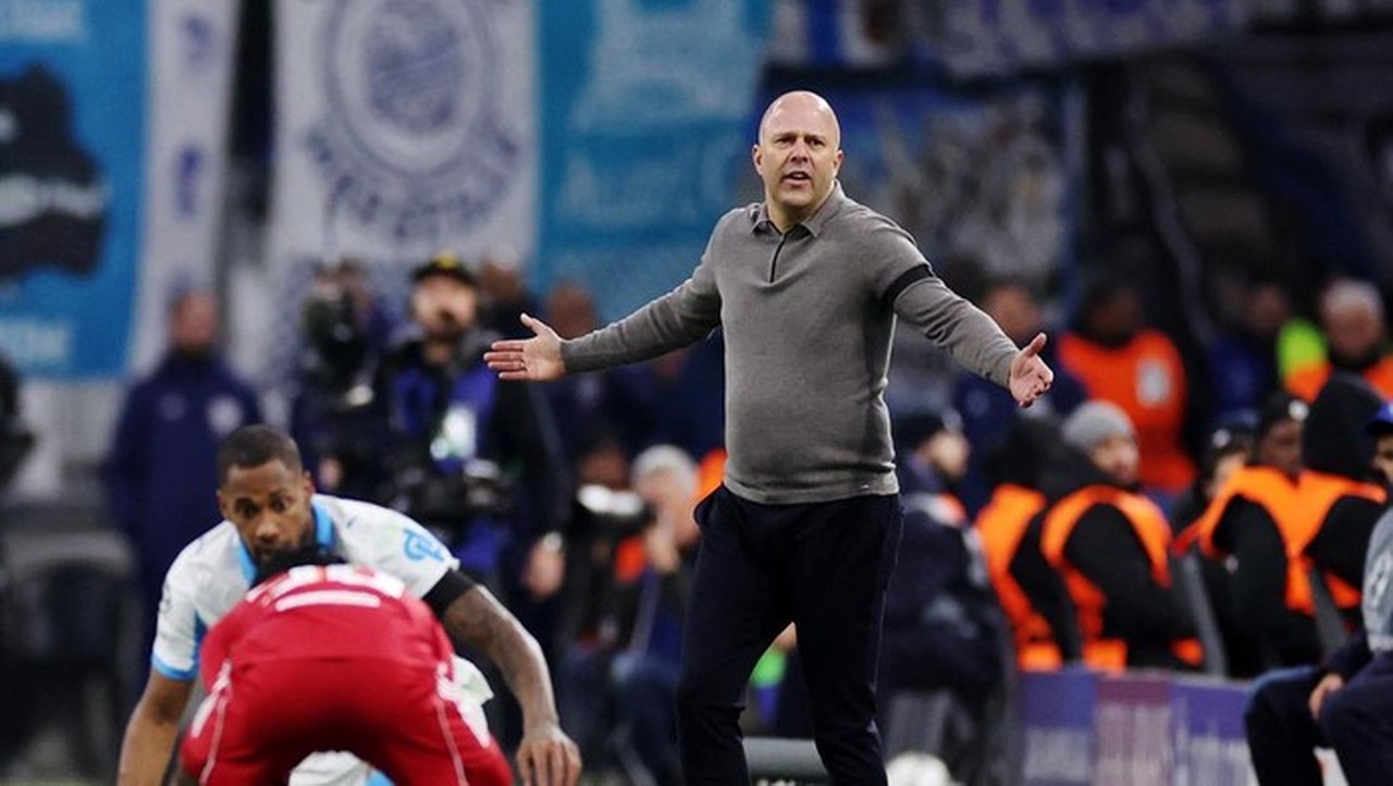 Steven Gerrard Ingatkan Arne Slot: Berhenti Keluhkan Lawan Bertahan, Cari Solusi!