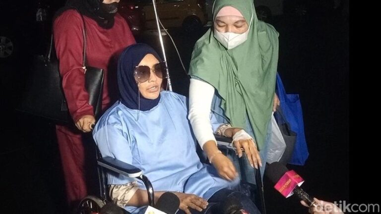 Doktif Penuhi Panggilan Polisi Pakai Kursi Roda, Akui Stres Memikirkan Richard Lee