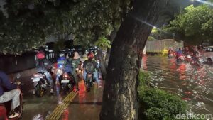 Jalan Daan Mogot Jakarta Barat Terendam Banjir, Pemotor Terpaksa Lewati Trotoar