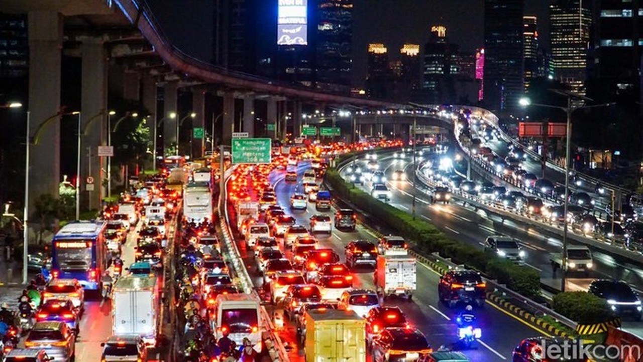 Banjir Jakarta Malam Ini: Tiga Ruas Jalan Utama Lumpuh Akibat Genangan Air