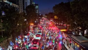 Jalan DI Pandjaitan Terendam Banjir, Lalin Arah Sunter Macet Parah Malam Ini