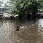 Banjir 30-50 Cm Genangi Daan Mogot, Anak-anak Asyik Berenang di Tengah Kemacetan