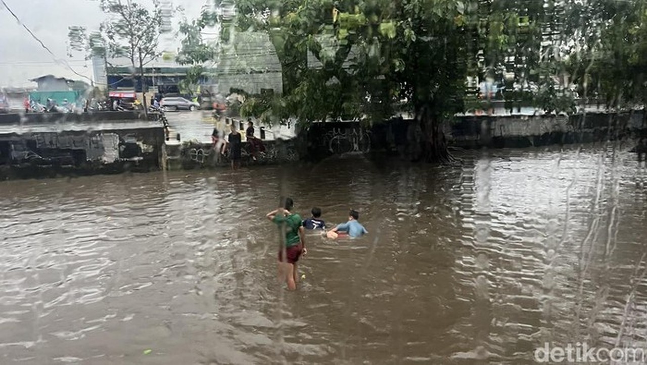 Banjir 30-50 Cm Genangi Daan Mogot, Anak-anak Asyik Berenang di Tengah Kemacetan