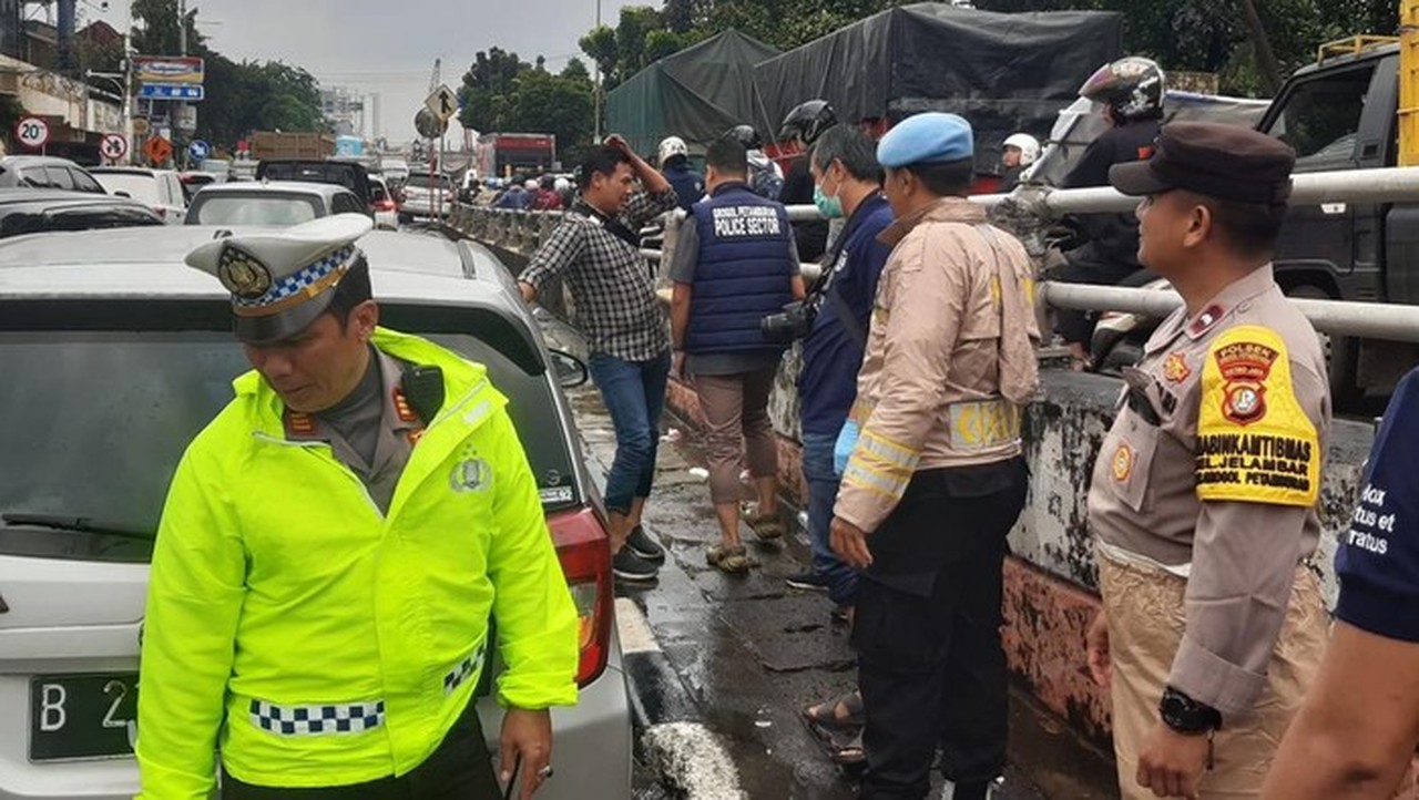 Pengemudi Berinisial AR Ditemukan Meninggal di Dalam Mobil di Jalanan Jakarta Barat Pengemudi Berinisial AR Ditemukan Meninggal di Dalam Mobil di Jalanan Jakarta Barat