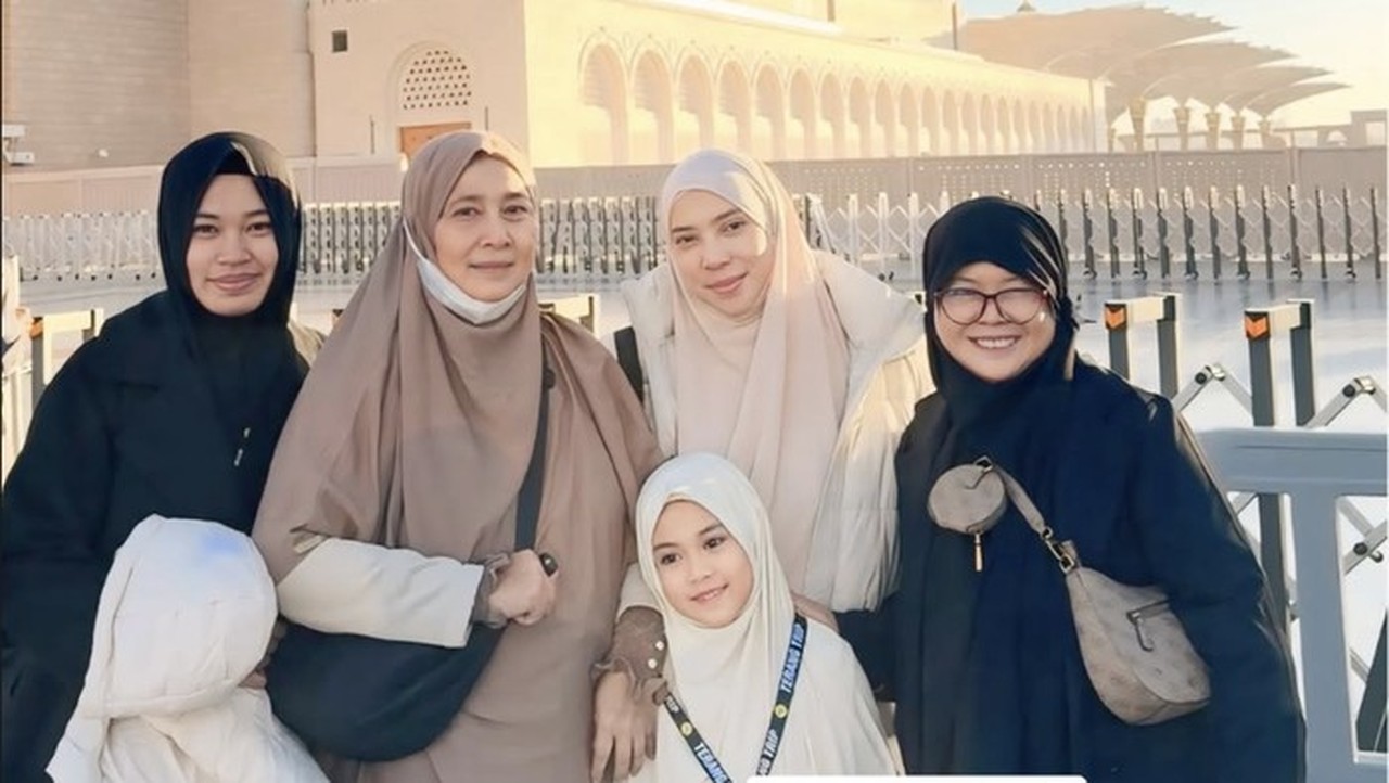 Fitri Tropica Terkejut, Putri Kecilnya Digandeng Askar Langsung ke Raudah Masjid Nabawi Fitri Tropica Terkejut, Putri Kecilnya Digandeng Askar Langsung ke Raudah Masjid Nabawi