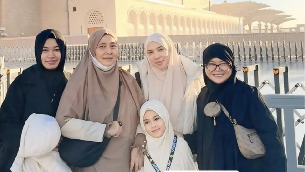 Fitri Troipica Mengalami Momen Haru Saat Berada Di Masjid Nabawi Bersama Putrinya, Sada.foto: Instagram @fitrop