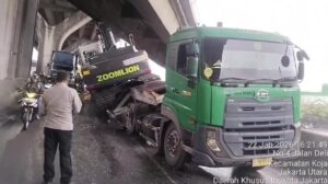 Truk Angkut Alat Berat Nyangkut di Flyover Jampea Jakarta Utara, Lalin Macet Parah