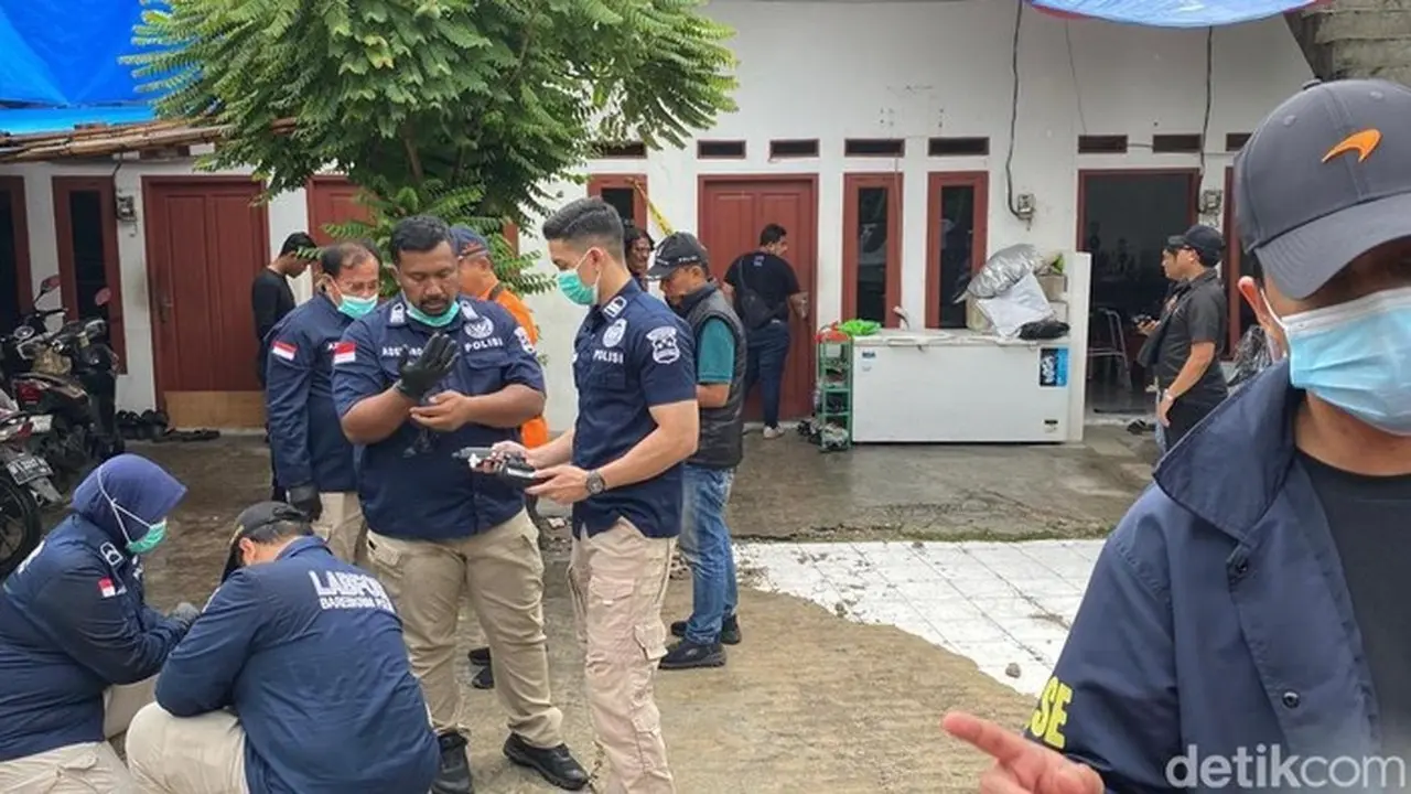Tiga Orang Sekeluarga Ditemukan Tewas Di Tanjung Priok, Jakarta Utara. Warga Menceritakan, Para Korban Awalnya Ditemukan Keluarganya Yang Pulang Bekerja. (devi P/detikcom)