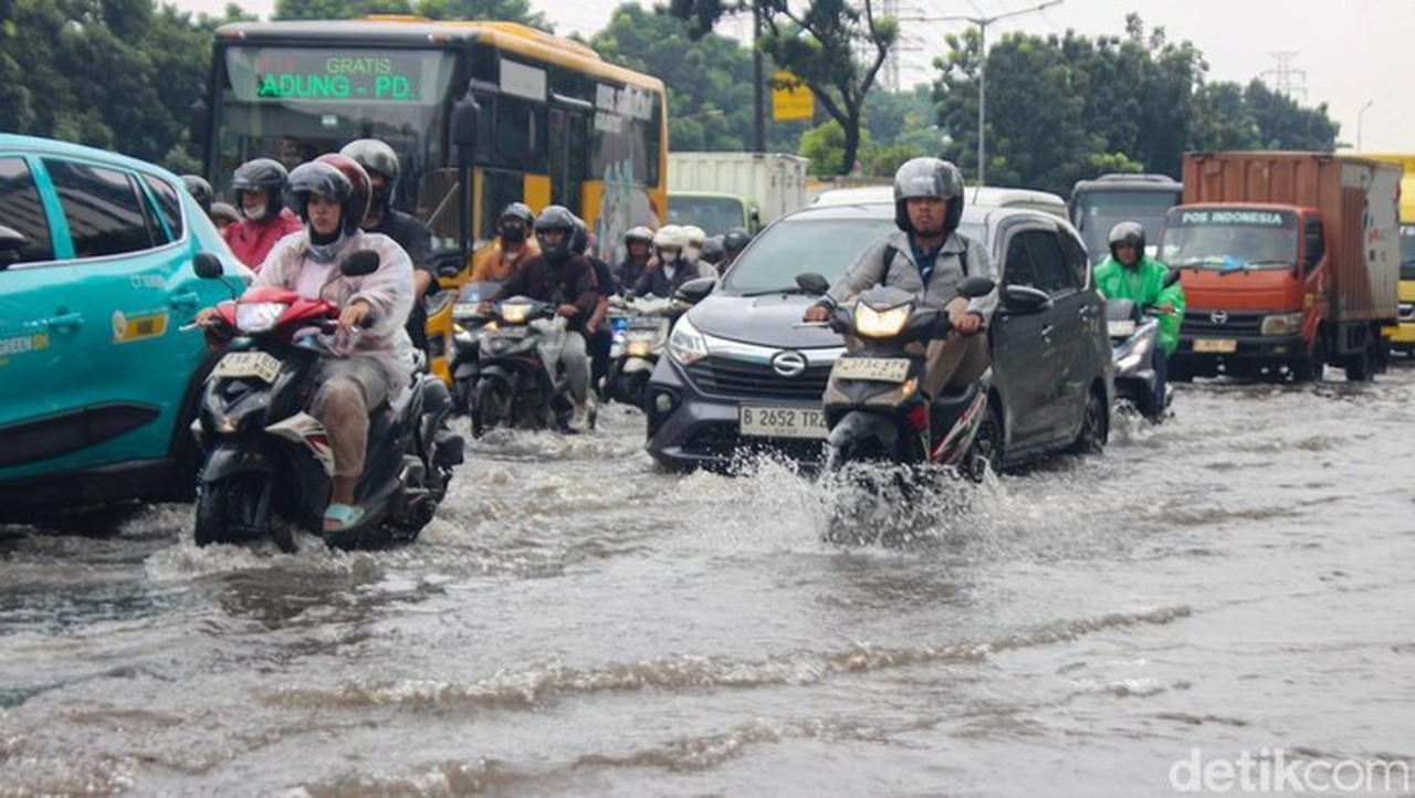 Banjir Jakarta Meluas Akibat Hujan Ekstrem, Pemprov DKI Tingkatkan Modifikasi Cuaca Banjir Jakarta Meluas Akibat Hujan Ekstrem, Pemprov DKI Tingkatkan Modifikasi Cuaca