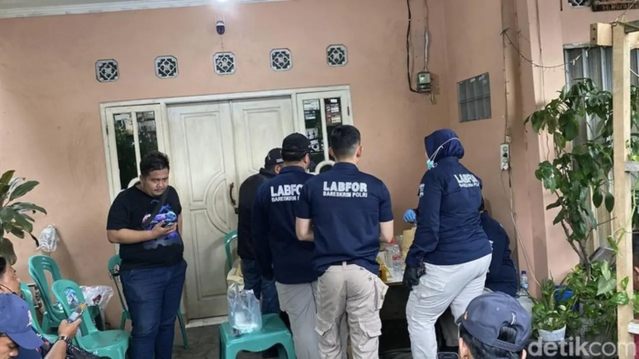 Puslabfor Olah Tkp Di Lokasi Penemuan Mayat Sekeluarga Di Priok, Jakut. (devi P/detikcom)