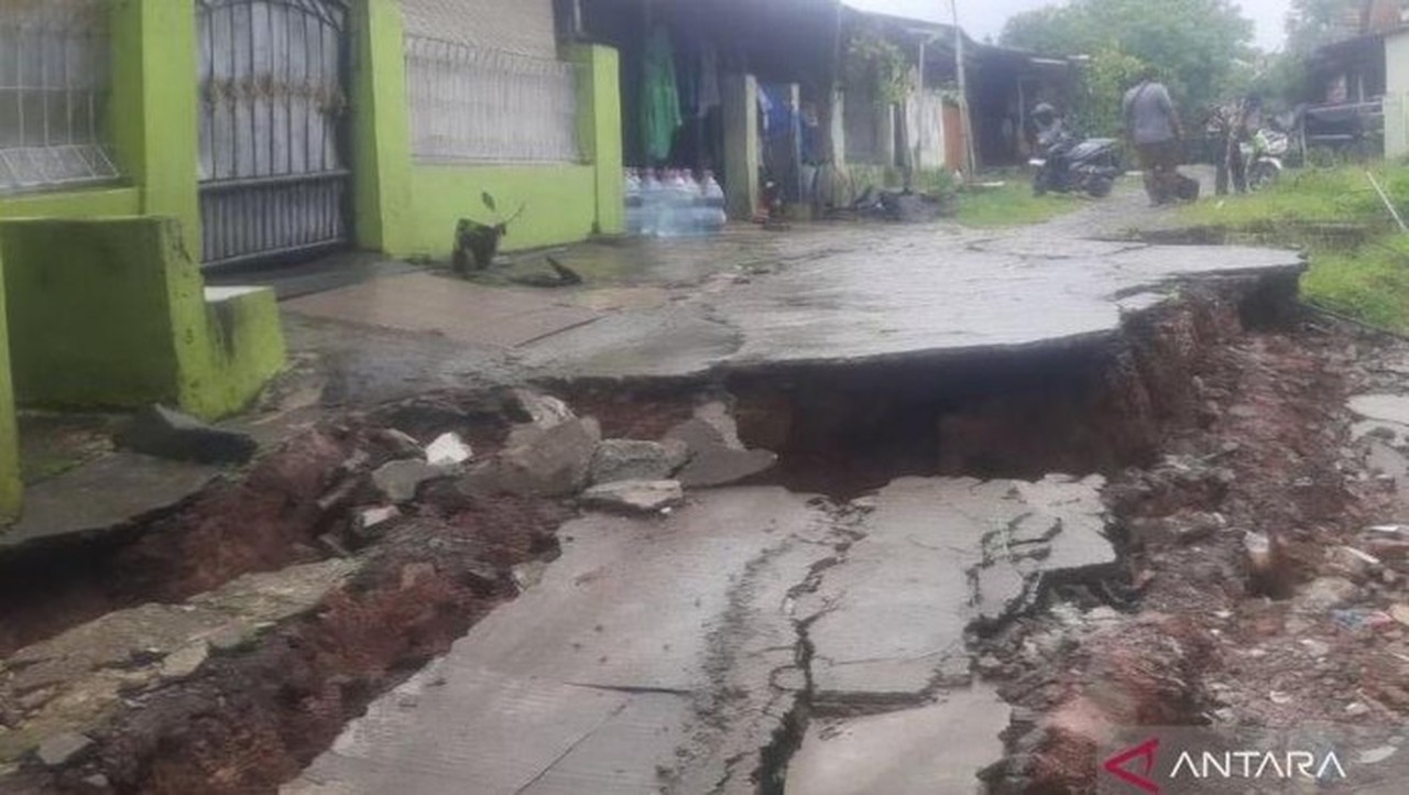 Hujan Deras Picu Longsor di Cikarang, Empat Rumah Warga Rusak Parah Hujan Deras Picu Longsor di Cikarang, Empat Rumah Warga Rusak Parah