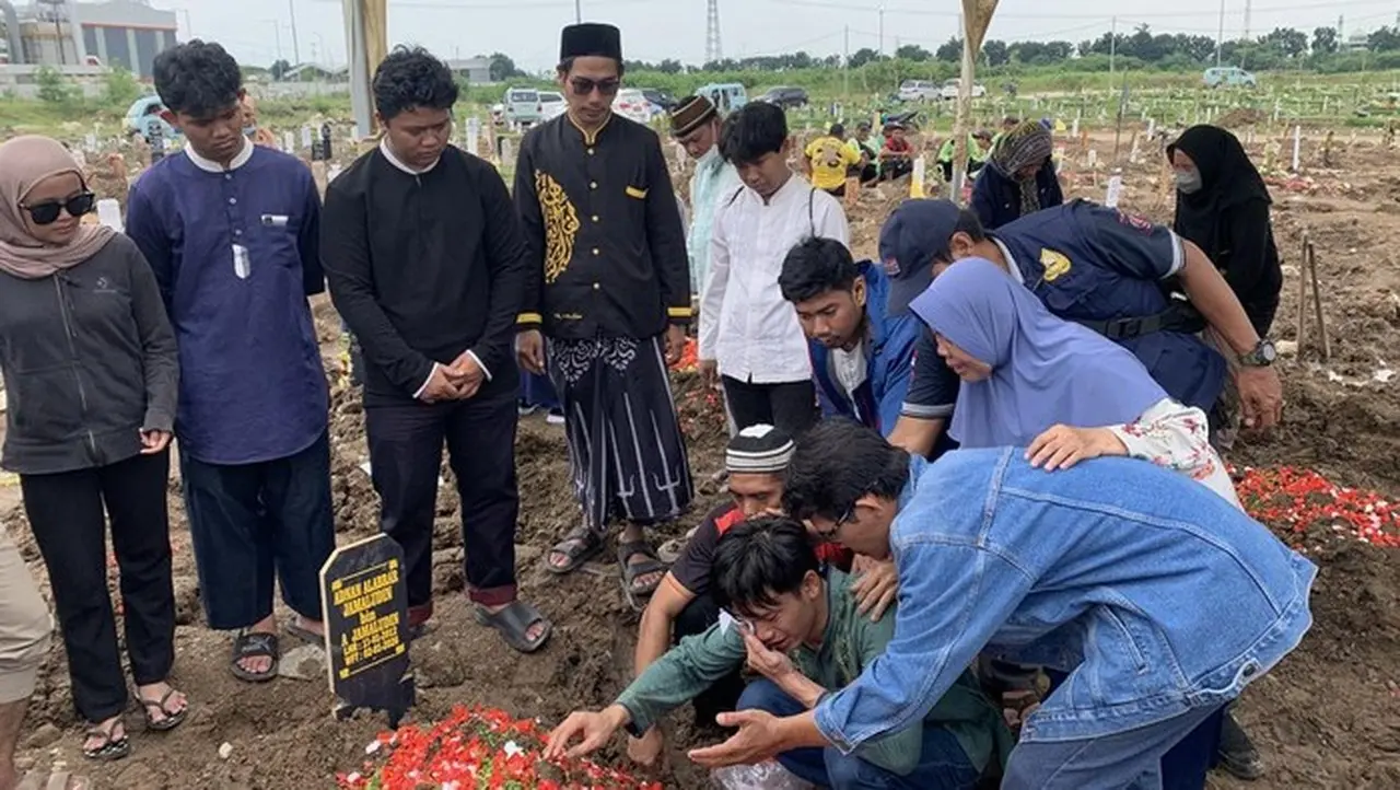 Pemakaman Tiga Orang Sekeluarga Yang Ditemukan Tewas Di Tanjung Priok, Jakarta Utara. (mulia/detikcom)