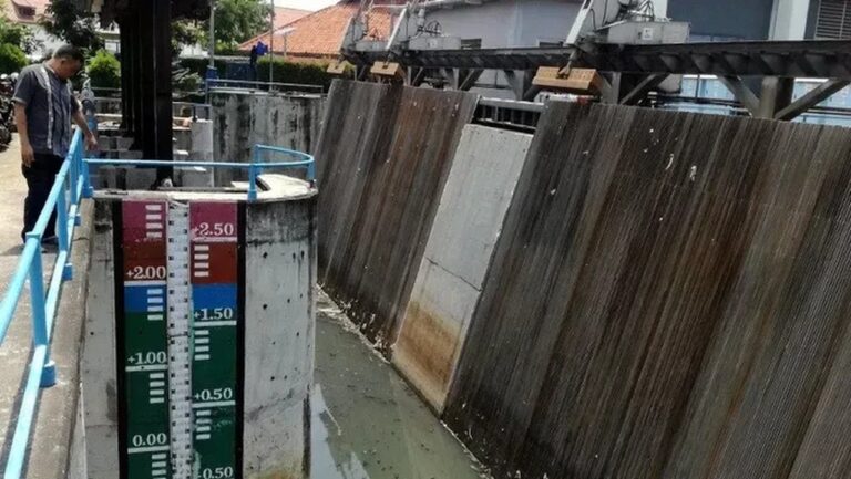 Jakarta Dilanda Hujan Deras, Pintu Air Angke Hulu Naik ke Status Bahaya Siaga 1 Jakarta Dilanda Hujan Deras, Pintu Air Angke Hulu Naik ke Status Bahaya Siaga 1