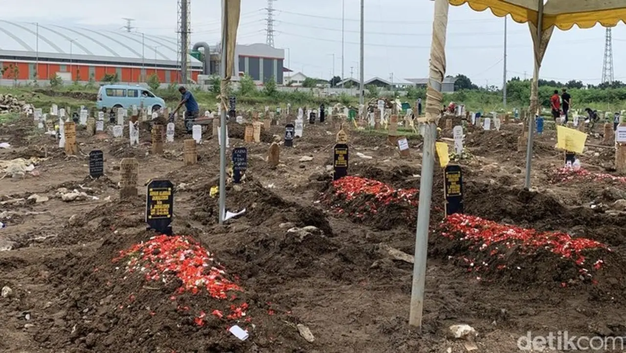 Proses Pemakaman 3 Orang Sekeluarga Tewas Di Warakas, Jakut (foto: Mulia Budi/detikcom)