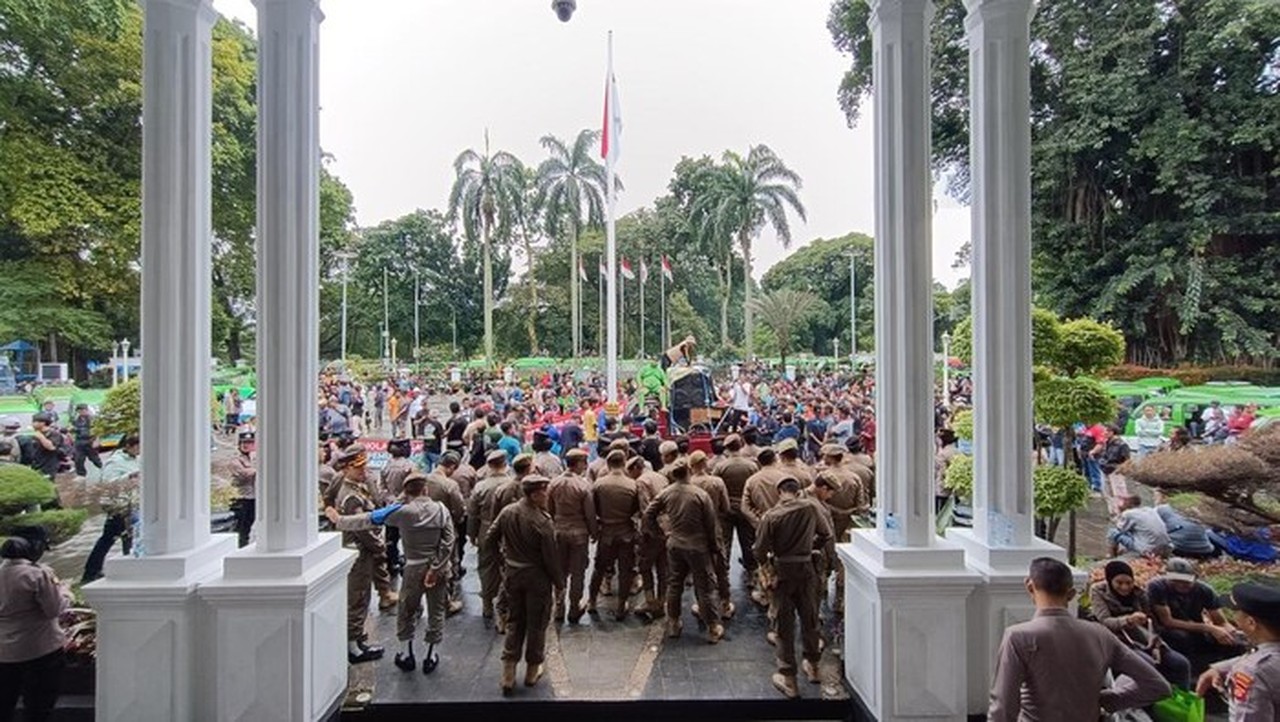 Sopir Angkot Bogor Demo Tolak Razia Kendaraan Tua, Pemkot Janjikan Penghentian Sementara