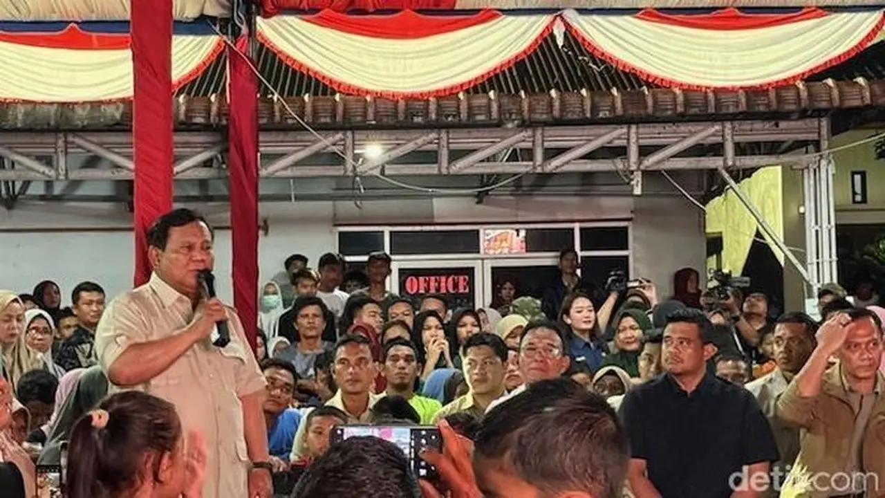 Presiden Prabowo Subianto Di Posko Pengungsian Desa Batu Hula, Batang Toru, Tapanuli Selatan, Sumatera Utara, Rabu (31/12/2025) Malam. (eva/detikcom)