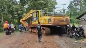 Ekskavator Lepas dari Trailer, Sebabkan Kecelakaan Beruntun 7 Kendaraan di Bogor