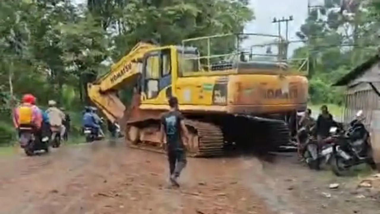 Kecelakaan Beruntun Melibatkan Ekskavator Dan Beberapa Mobil Terjadi Di Jonggol, Bogor. (dok. Istimewa)