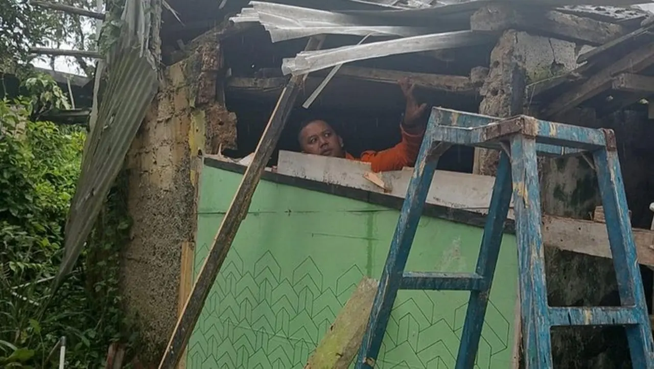 Hujan Deras Disertai Angin Kencang Melanda Kawasan Desa Tugujaya, Cigombong, Bogor, Jawa Barat. (dok. Istimewa)
