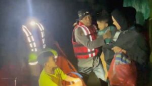 Polda Metro Jaya Kerahkan Ribuan Personel Bantu Evakuasi Warga Korban Banjir Jakarta-Bekasi