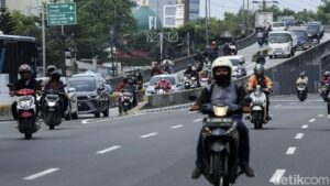 Flyover Pesing Jakarta Barat: Tragedi Kecelakaan Maut Berlanjut dengan Banjir Akibat Drainase Tersumbat