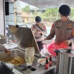 Dapur Lapangan Brimob Polda Metro Hadir Layani Korban Banjir Cikarang Utara