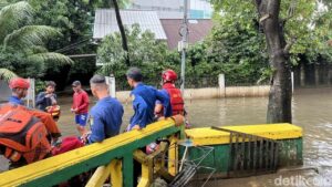 Banjir Pela Mampang Berangsur Surut, Ketinggian Air di Pondok Karya Capai 55 Cm