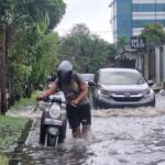 Banjir 50 Cm di Kebon Jeruk Lumpuhkan Jalan, Motor Warga Terjebak Mogok