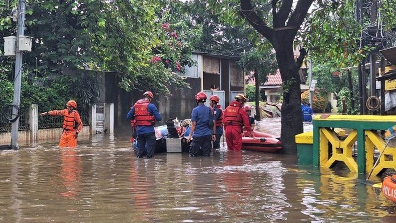Banjir 80 Cm Rendam 32 KK di Pondok Karya Mampang Jakarta Selatan