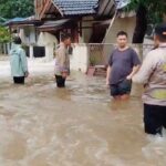 Tanggul Kali Angke Jebol, Ratusan Rumah di Tangerang Terendam Banjir Setinggi 60 Cm