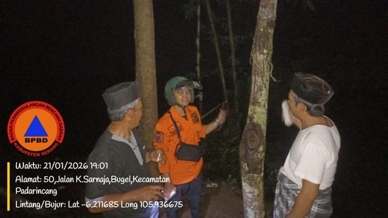 Sungai Cikalumpang Meluap, Jembatan Bambu Penghubung Desa di Serang Rusak Parah