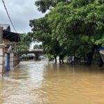 Kali Cakung Meluap Akibat Curah Hujan Tinggi, Jalan Duta Kranji Bekasi Terendam Banjir Setinggi Pinggang