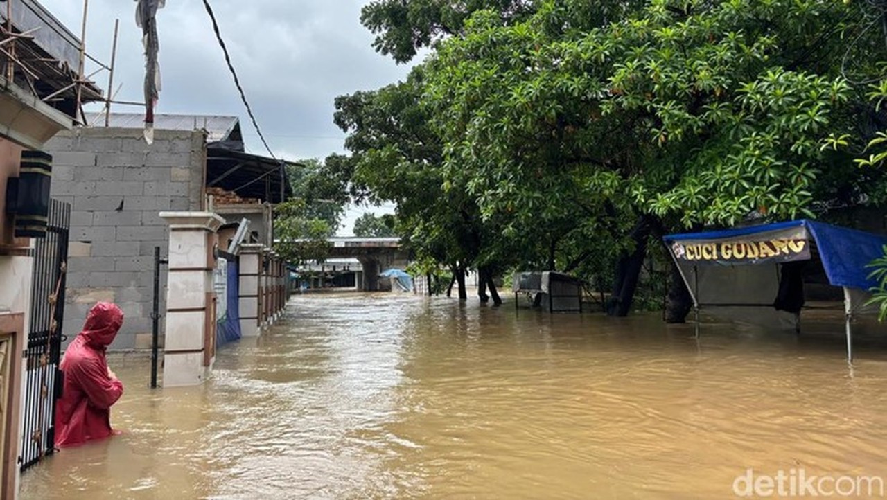 Kali Cakung Meluap Akibat Curah Hujan Tinggi, Jalan Duta Kranji Bekasi Terendam Banjir Setinggi Pinggang