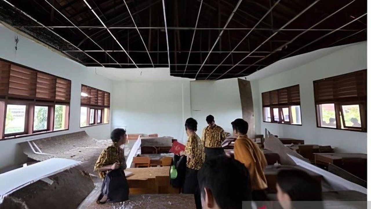 Plafon SMAN 5 Tangerang Ambruk Saat Hujan Deras, 12 Siswa Terluka Ringan Plafon SMAN 5 Tangerang Ambruk Saat Hujan Deras, 12 Siswa Terluka Ringan
