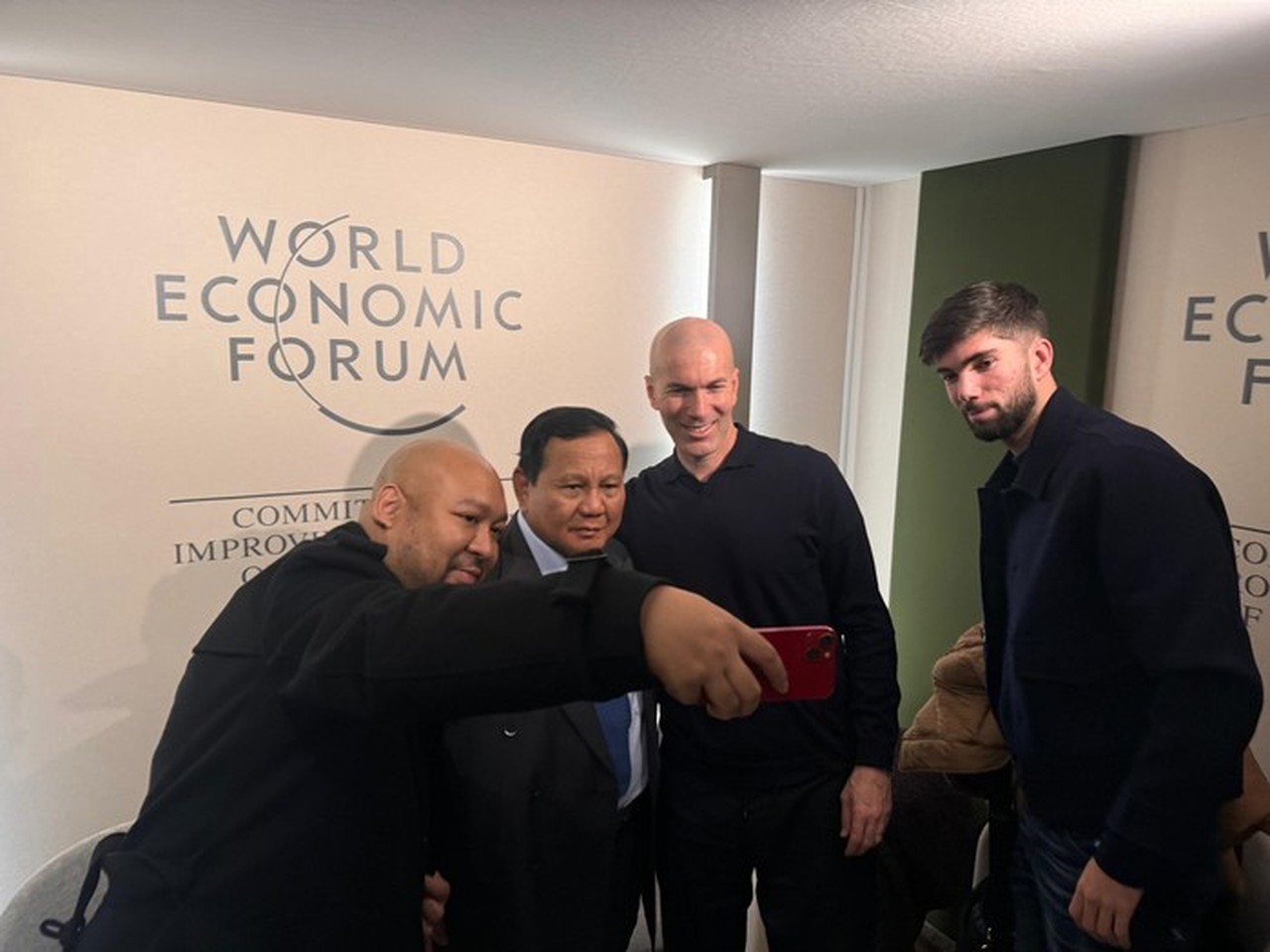 Prabowo Bertemu Zidane di Davos, Netizen Harap Sang Legenda Latih Timnas Indonesia