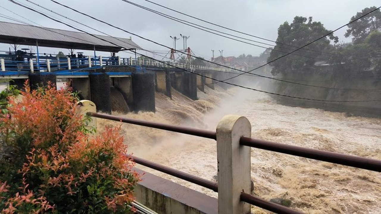 Hujan Deras di Puncak Bogor, Bendung Katulampa Siaga 3 Siang Ini Hujan Deras di Puncak Bogor, Bendung Katulampa Siaga 3 Siang Ini