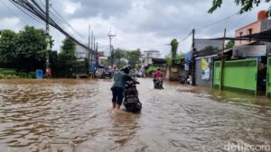 Banjir Puri Kembangan Jakarta Barat Meluas, Pengendara Nekat Terobos Hingga Motor Mogok
