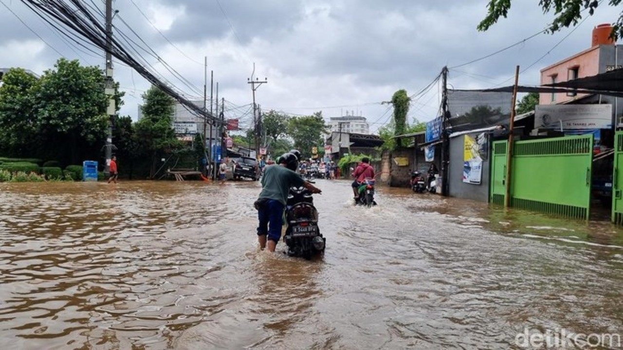 Banjir Puri Kembangan Jakarta Barat Meluas, Pengendara Nekat Terobos Hingga Motor Mogok