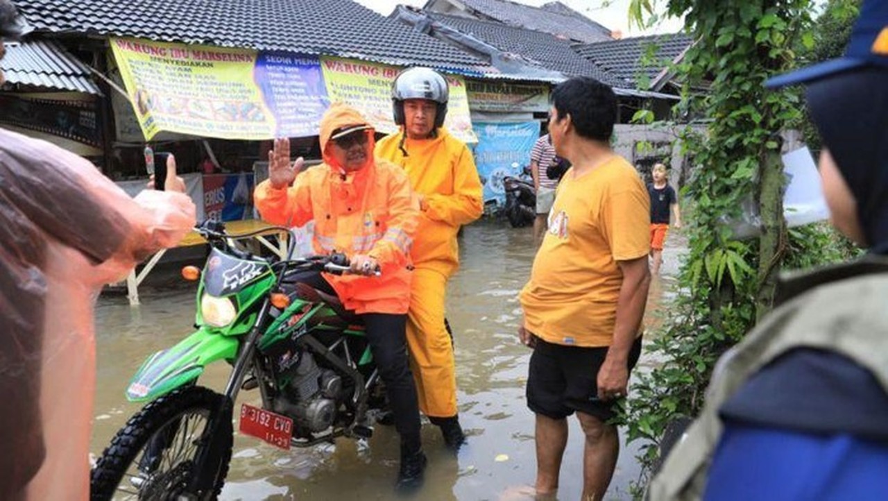 Tinggi Muka Air Sungai Cisadane Naik, Sirene Siaga 3 Berbunyi di Tangerang Tinggi Muka Air Sungai Cisadane Naik, Sirene Siaga 3 Berbunyi di Tangerang