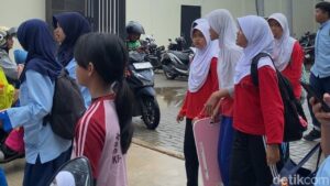 Siswa SMPN 3 Depok Bawa Meja dari Rumah Meski Sekolah Baru Direnovasi Rp 28 Miliar