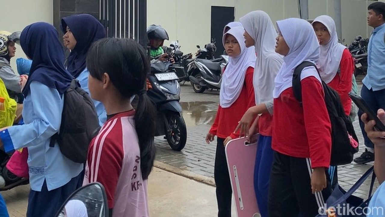 Siswa SMPN 3 Depok Bawa Meja dari Rumah Meski Sekolah Baru Direnovasi Rp 28 Miliar